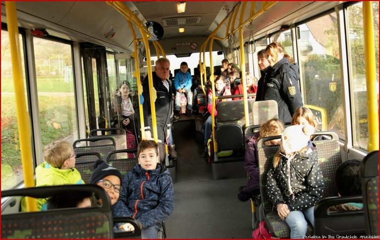 Engen Polizisten üben Mit Schülern Der Grundschule